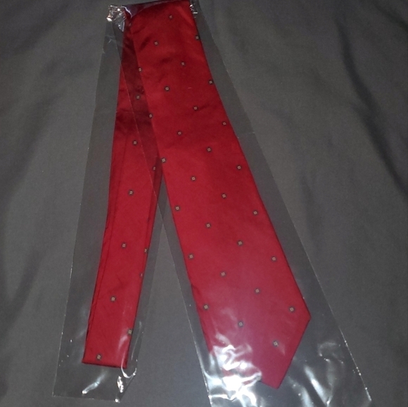 Red Tie with Dot Pattern New - Picture 2 of 4